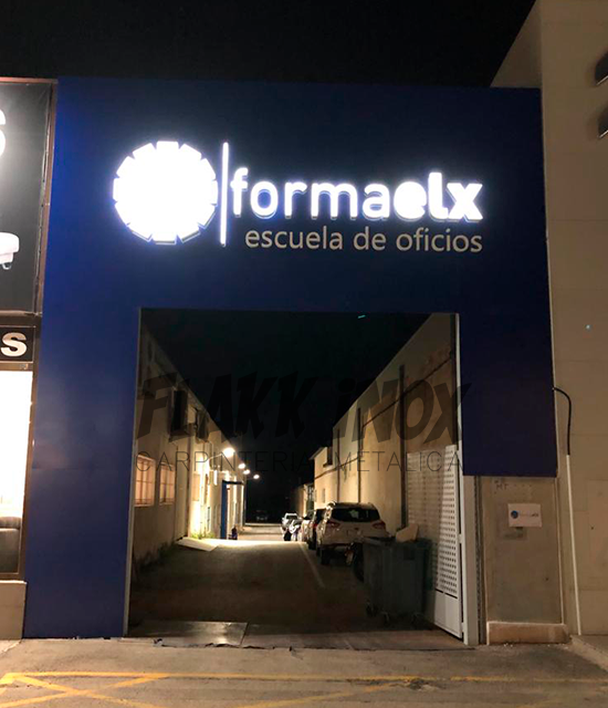 Fachada formaelx con estructura de cartel