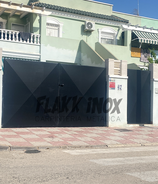 Puerta de entrada metálica con diseño geométrico