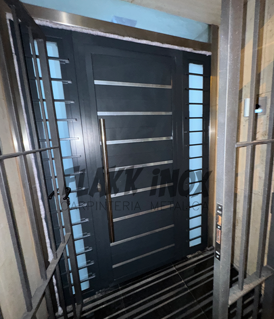 Puerta principal con detalles en acero inoxidable